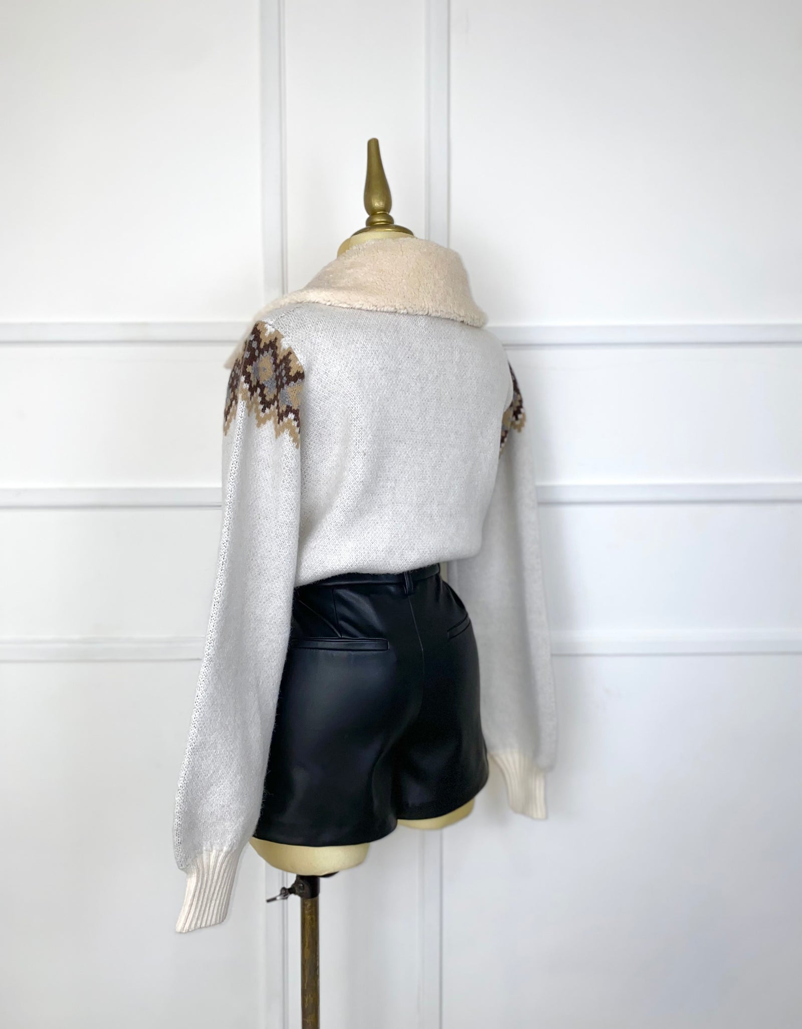 Suéter con peluche y caballos