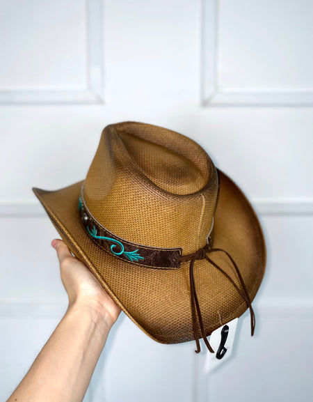 Sombrero con hebilla de mariposa