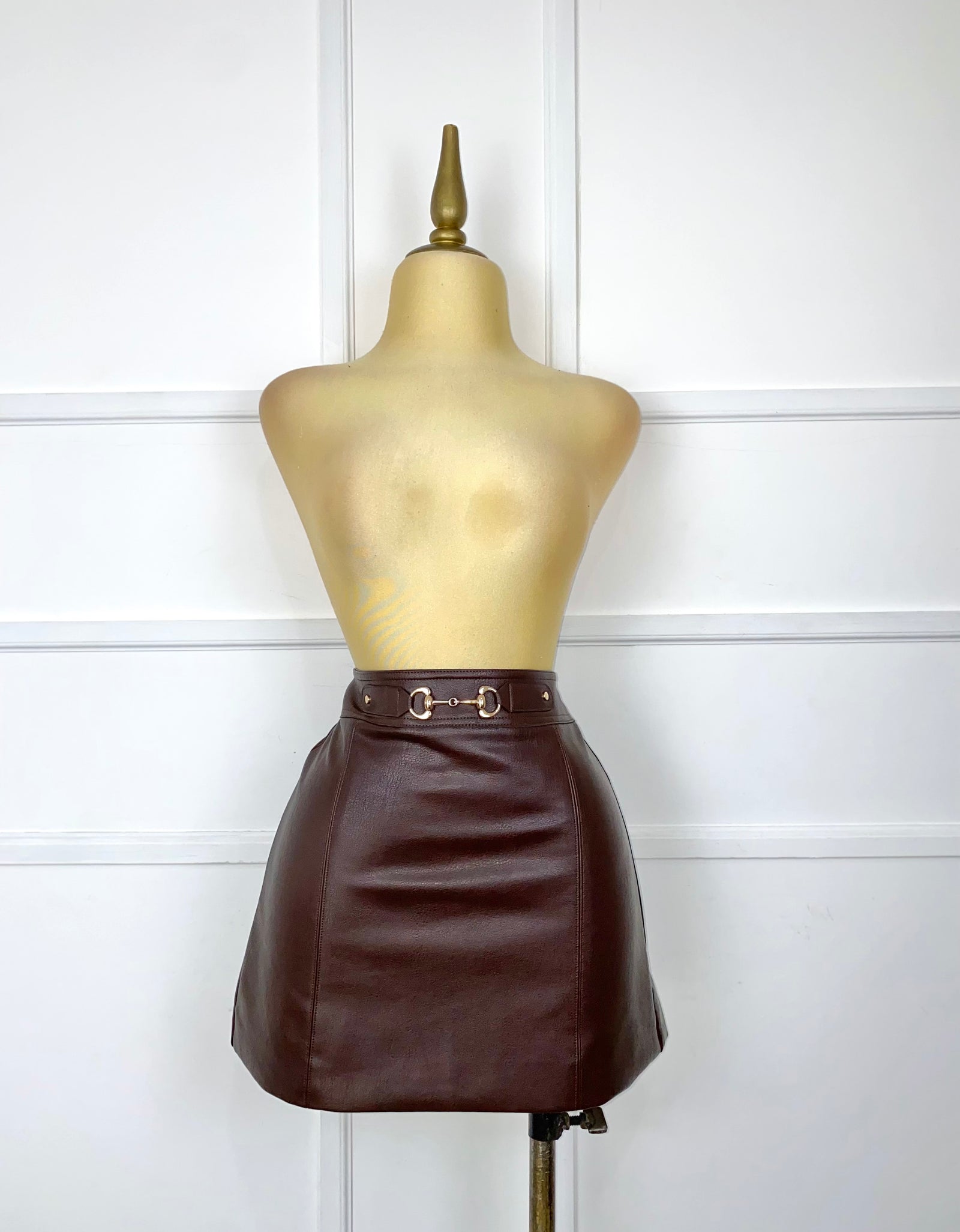 Falda vinipiel con hebilla