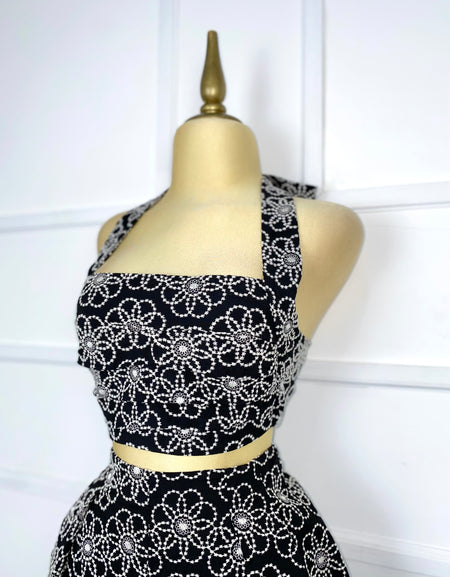 Set negro con flores blancas