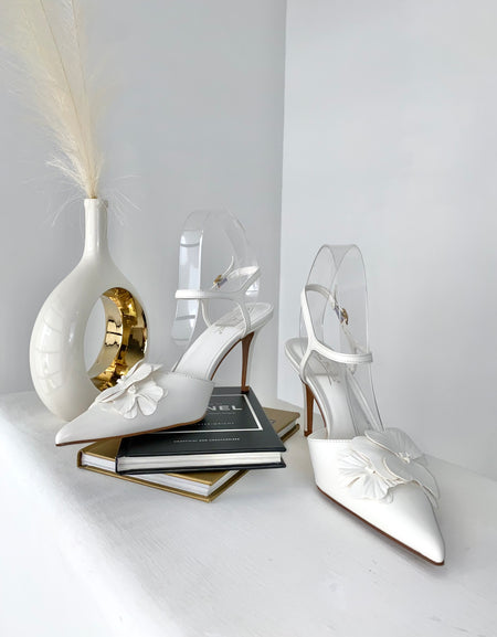 Zapatillas blancas con flor