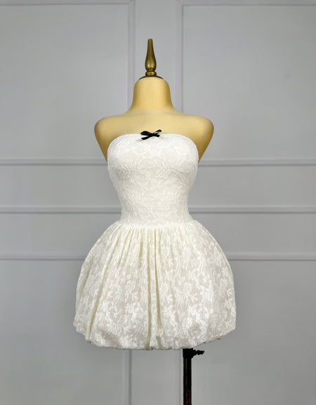 Vestido beige globo moño negro