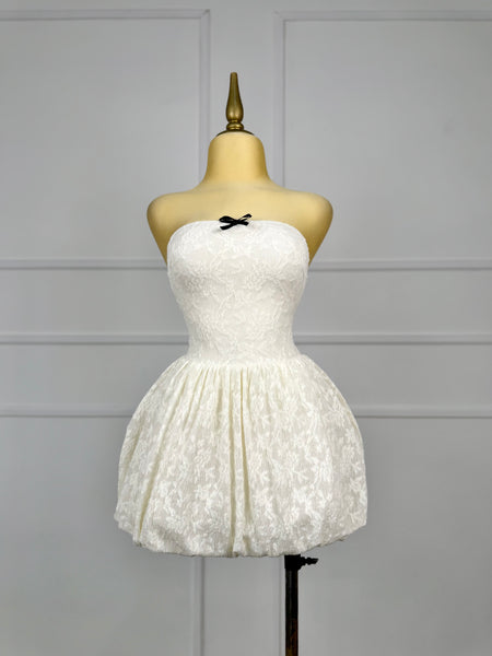 Vestido beige globo moño negro