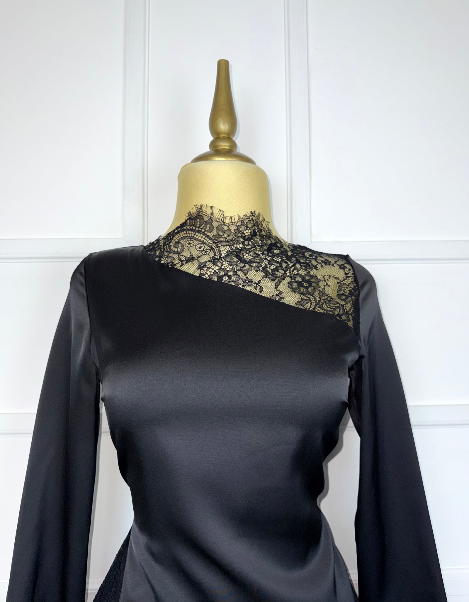 Vestido negro satín con encaje