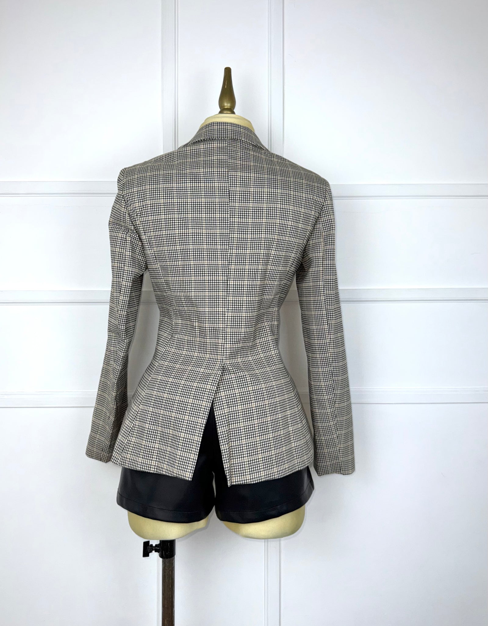 Blazer cuadros con prendedor