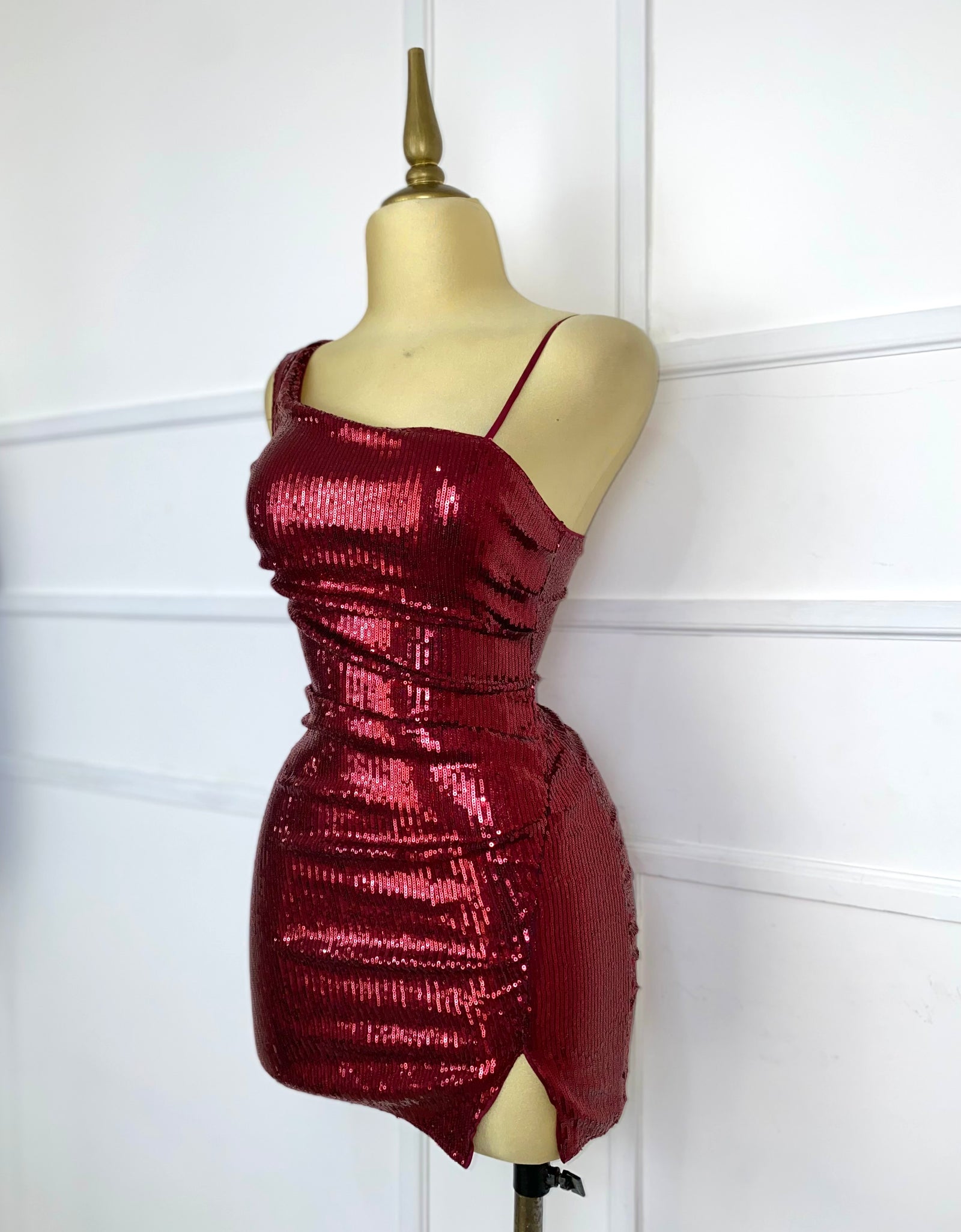 Vestido tinto drapeado con lentejuelas
