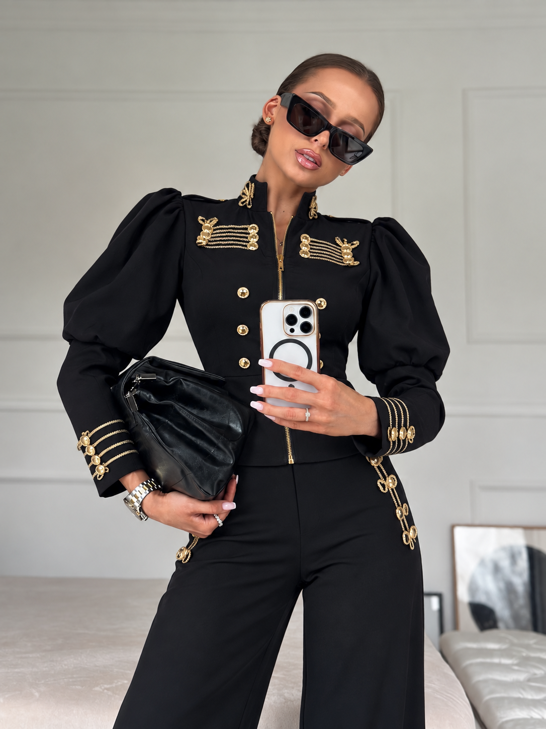 Traje negro con aplicaciones doradas