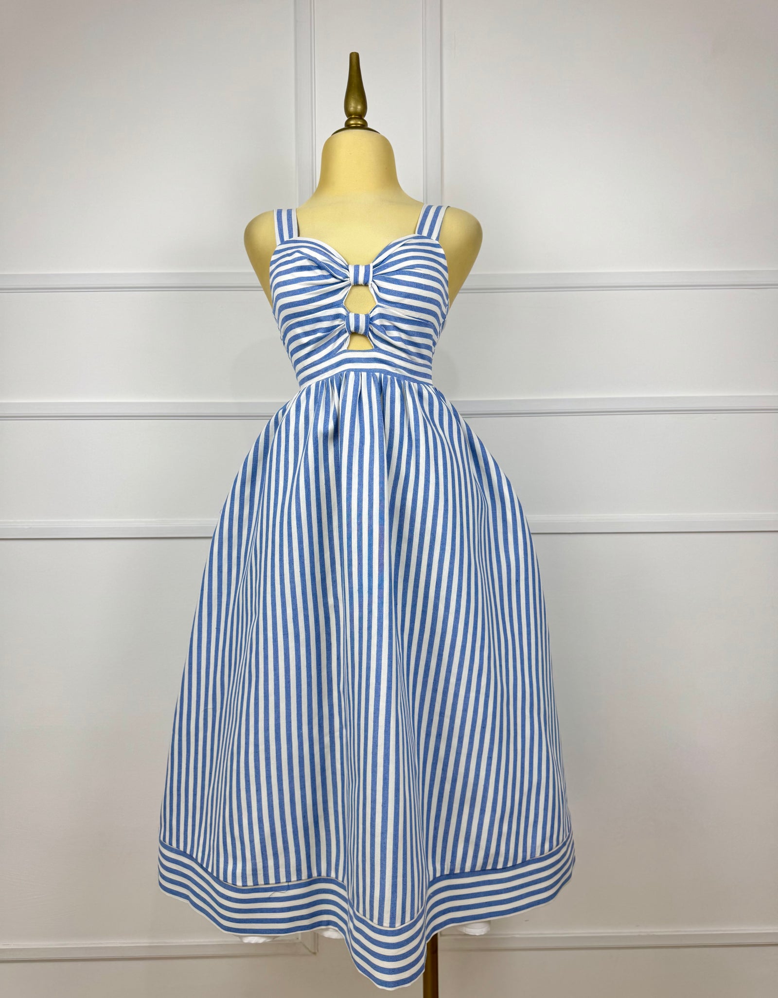 Vestido midi con líneas