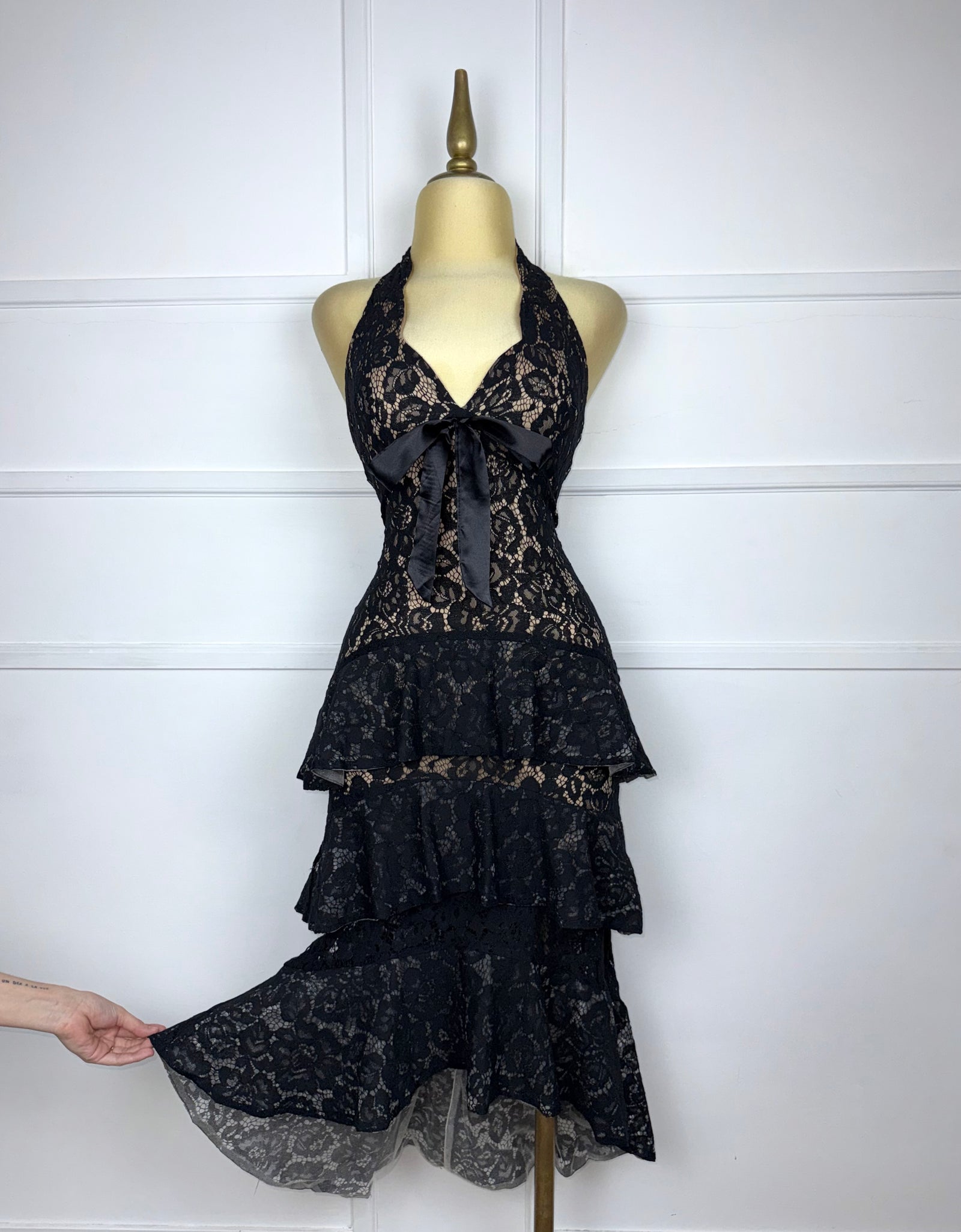 Vestido encaje halter con olanes