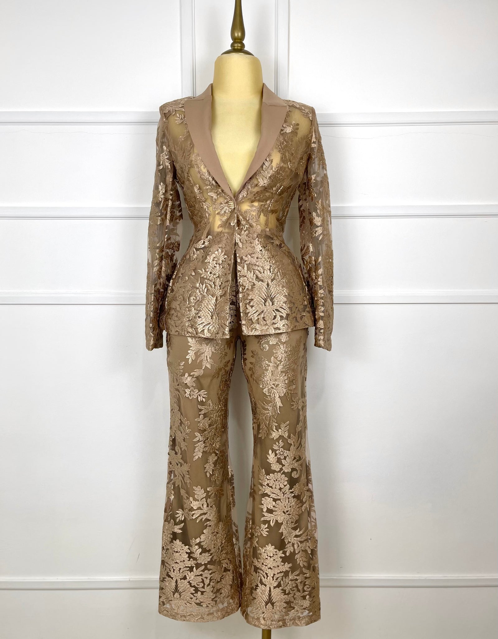 Traje estampando con transparencia