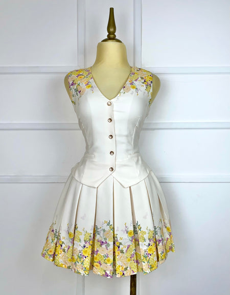 Vestido beige plisado con flores