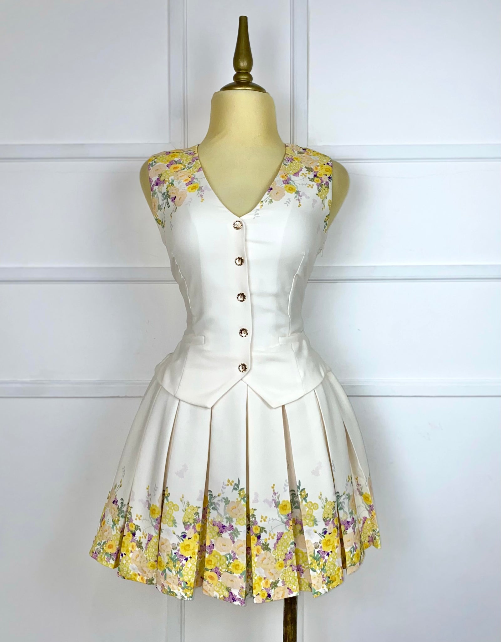 Vestido beige plisado con flores