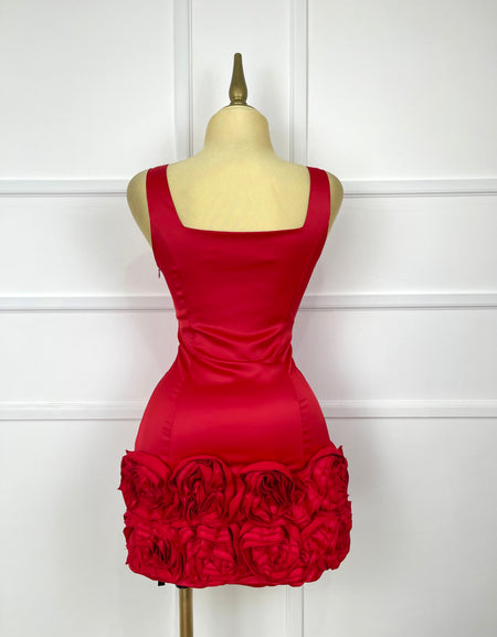 Vestido corto rojo con flores 3D