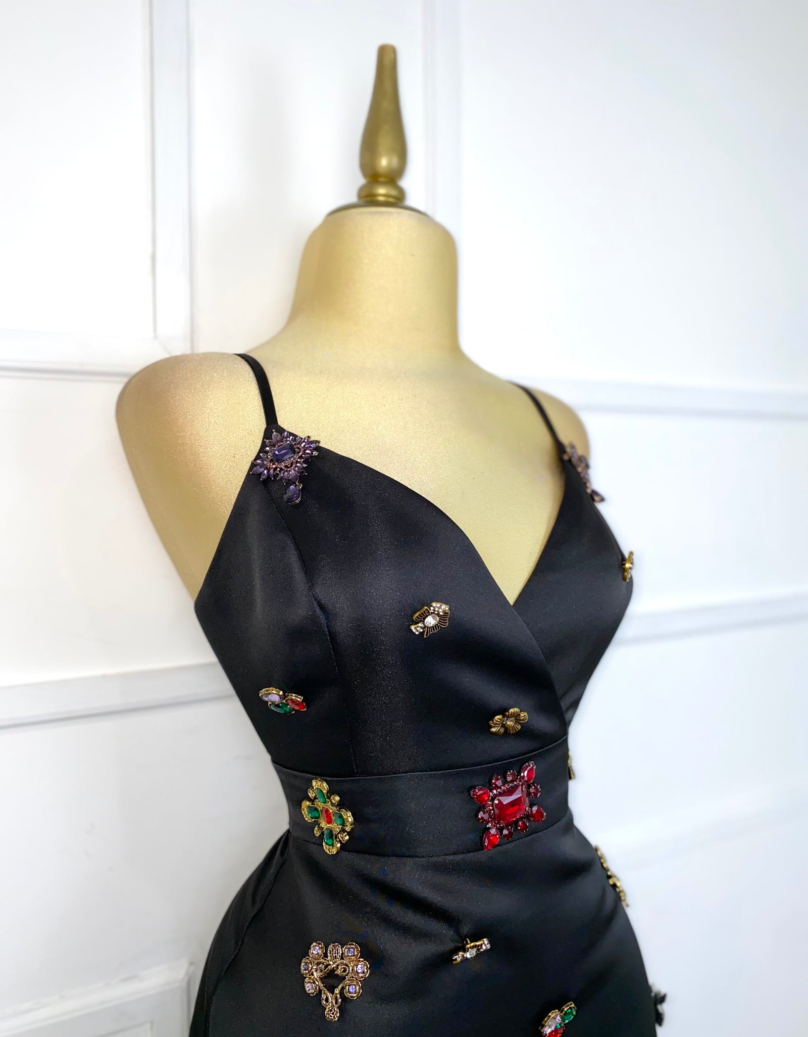 Vestido negro corto con botones de pedrería