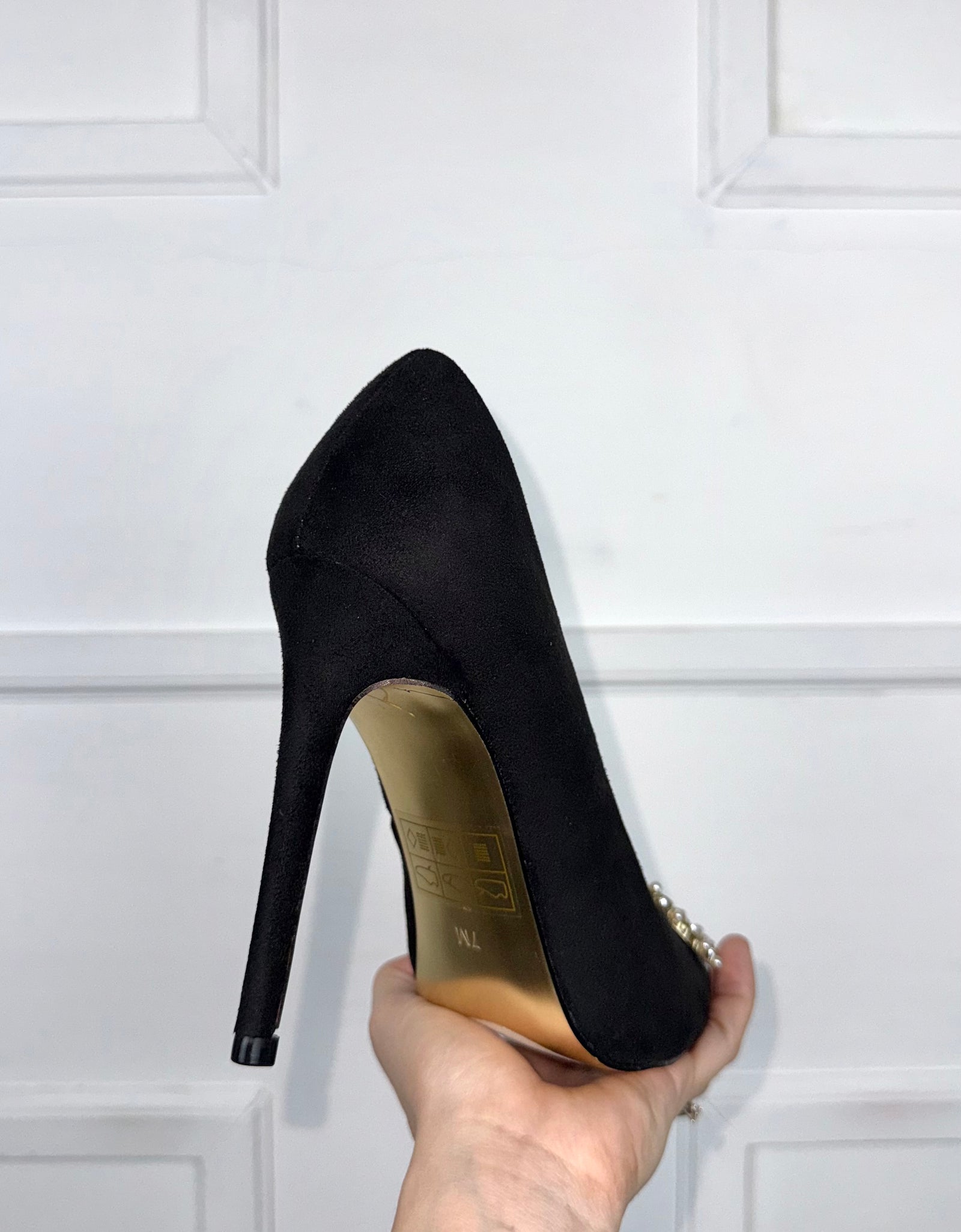 Zapatillas negras gamuza con hebilla