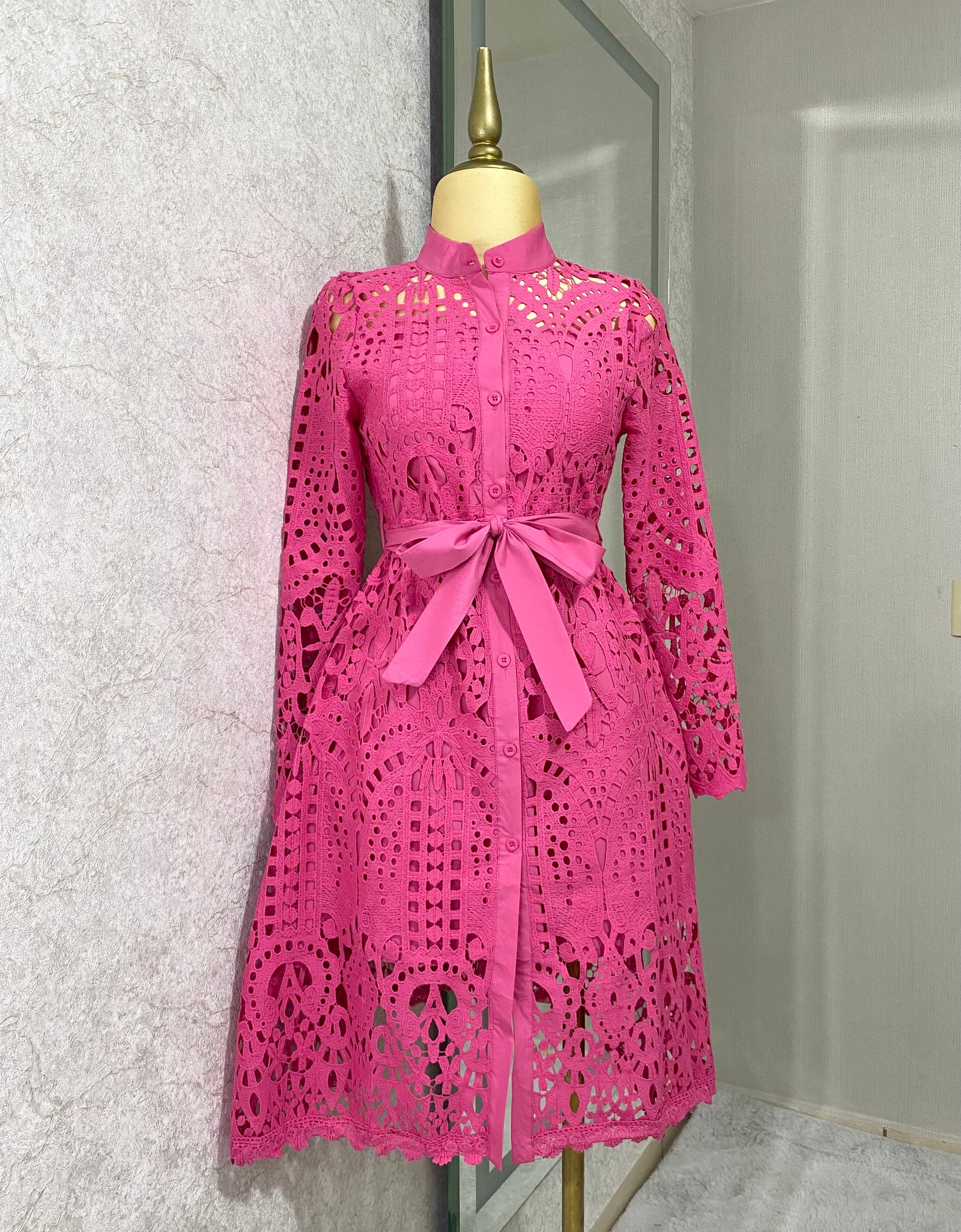Vestido rosa guipur con listón