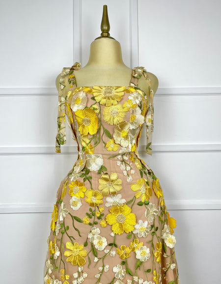 Vestido nude con flores amarillas 3D