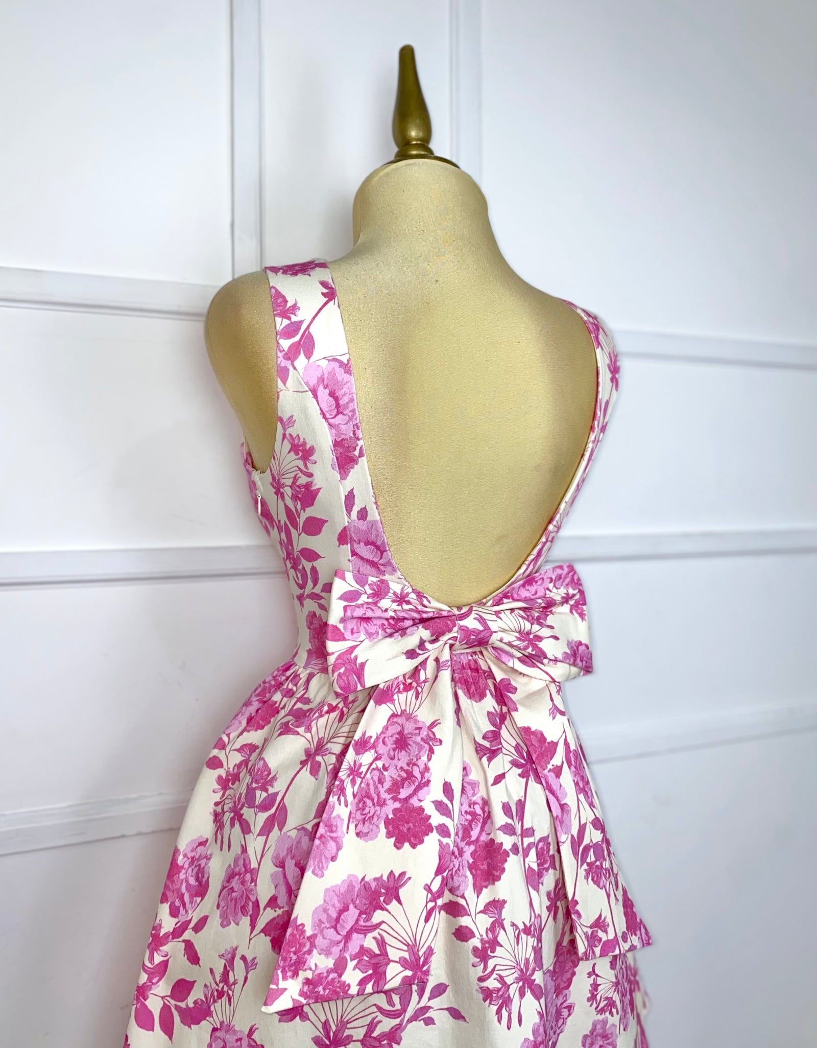 Vestido blanco flores rosas y moño