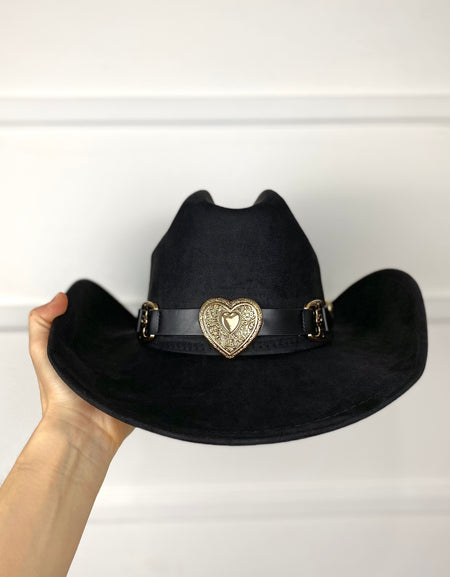 Sombrero negro gamuza con hebillas doradas de corazón