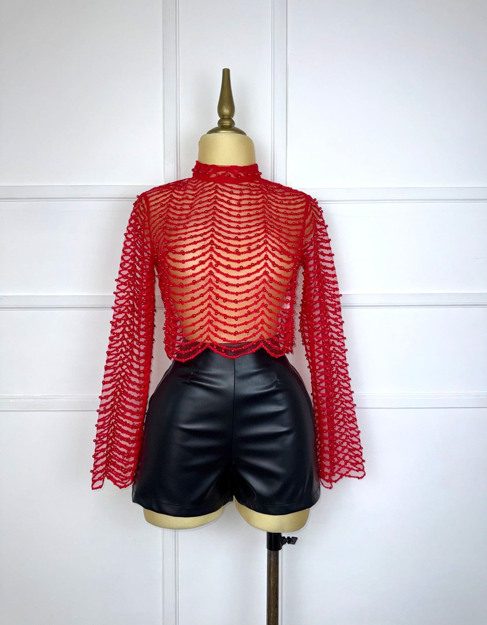 Blusa roja con perlas