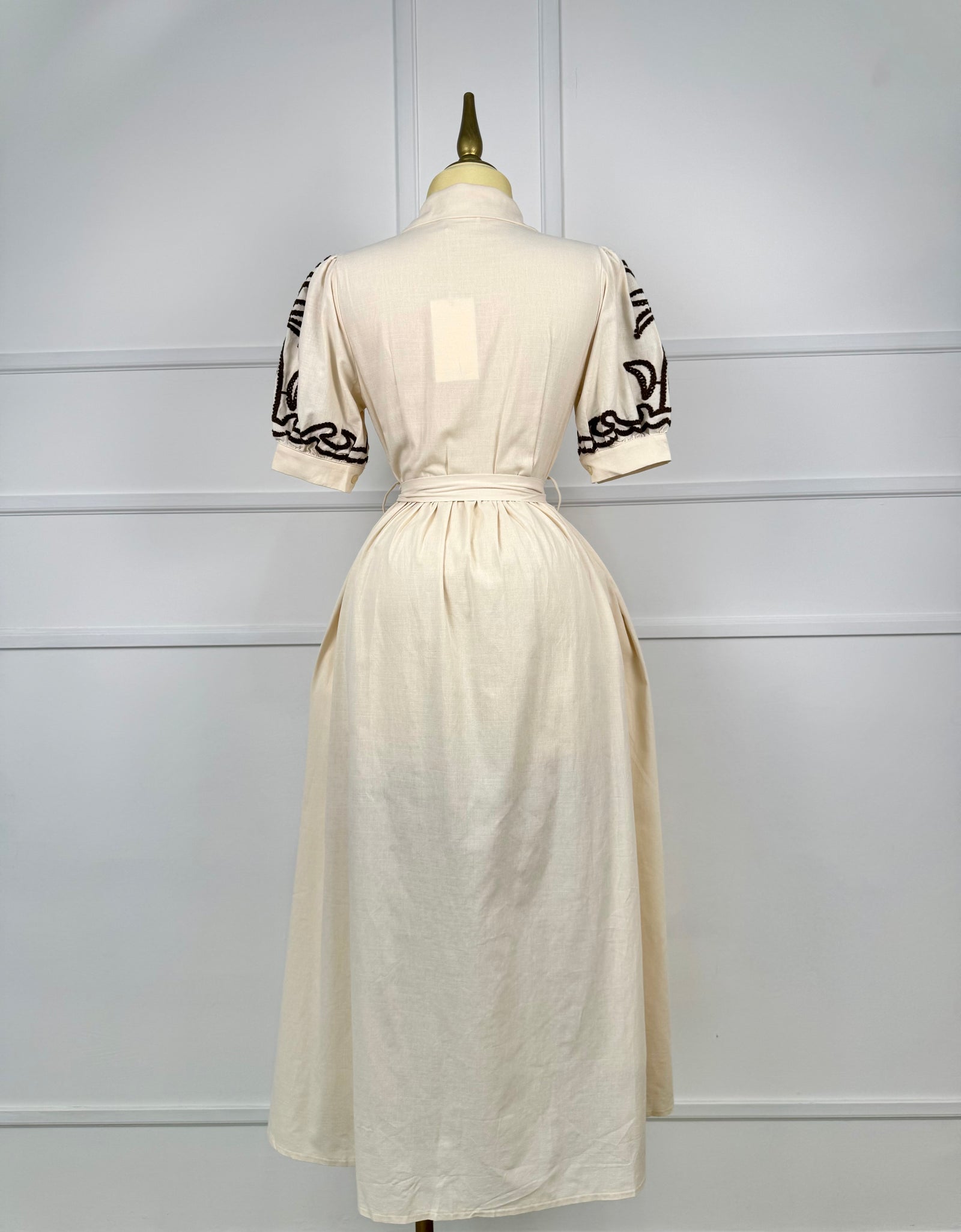 Vestido midi beige con bordado