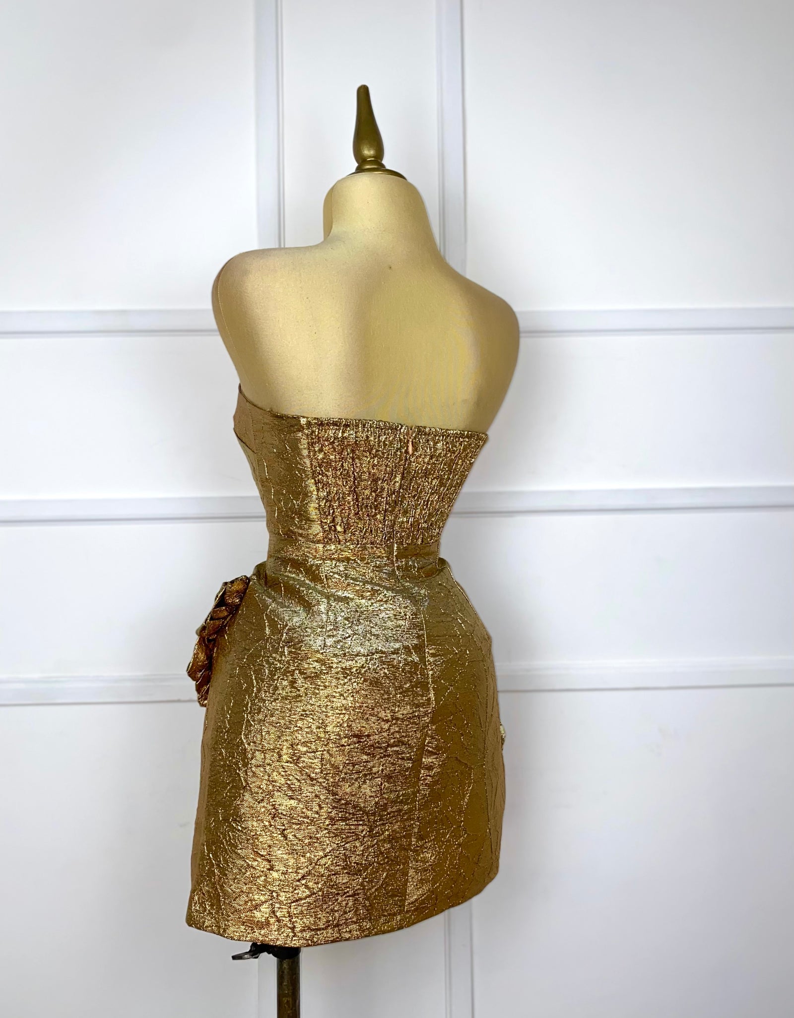 Vestido strapless dorado con olán
