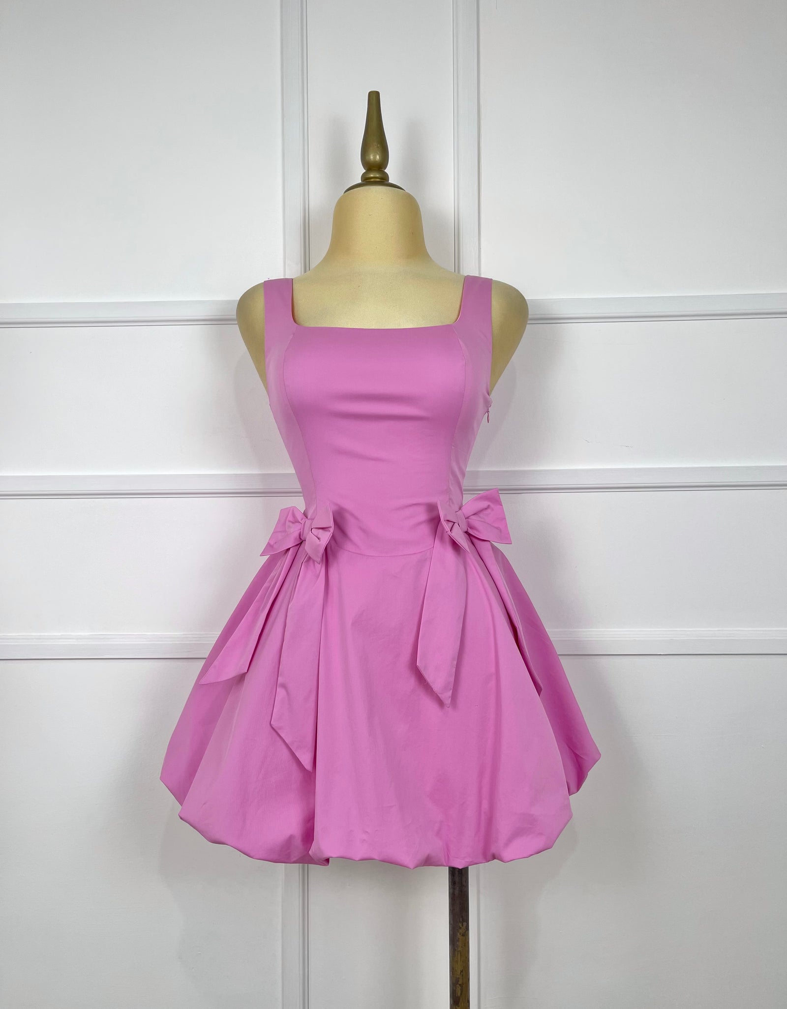 Vestido rosa bombacho con 2 moñitos