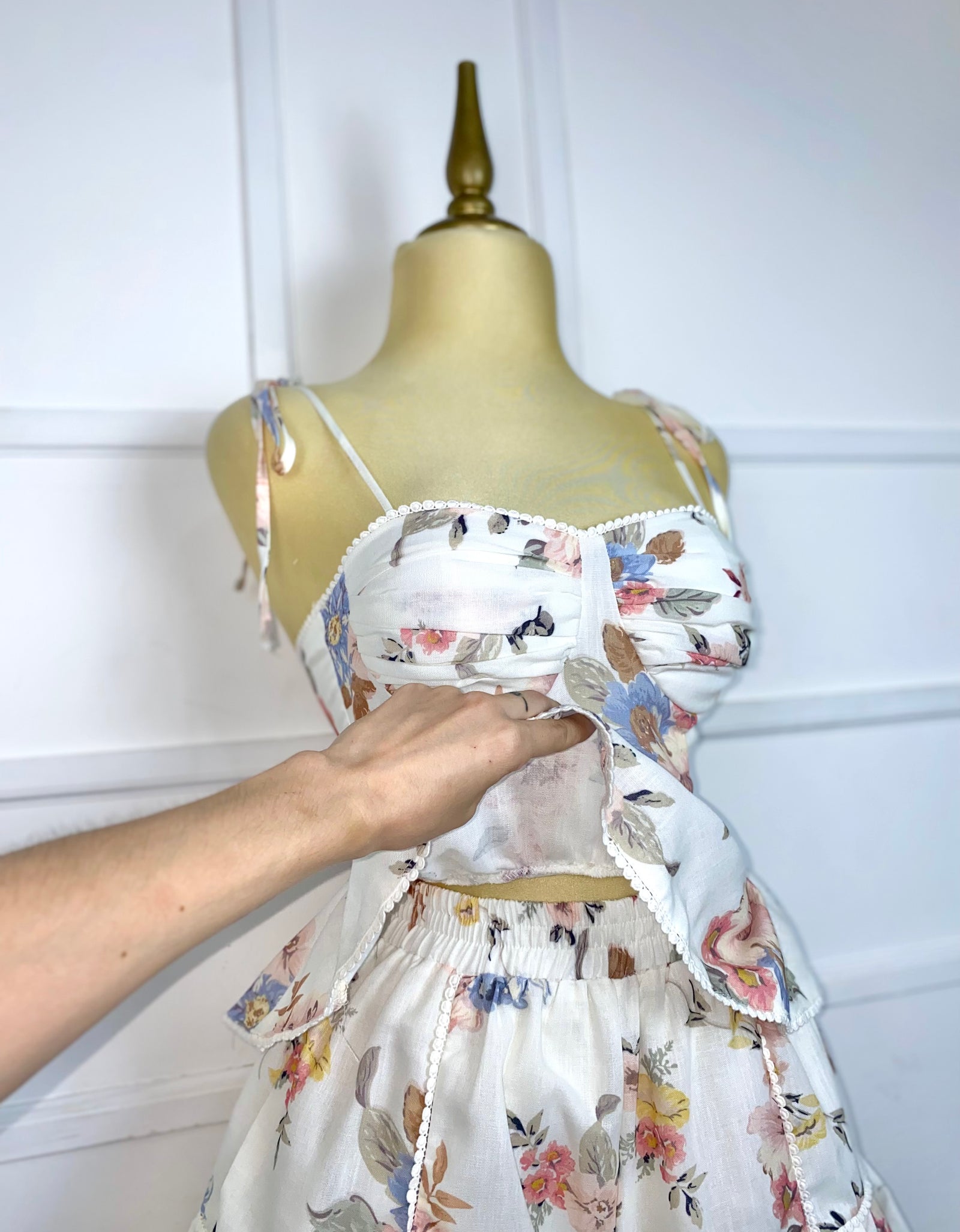 Set blanco con flores multicolor