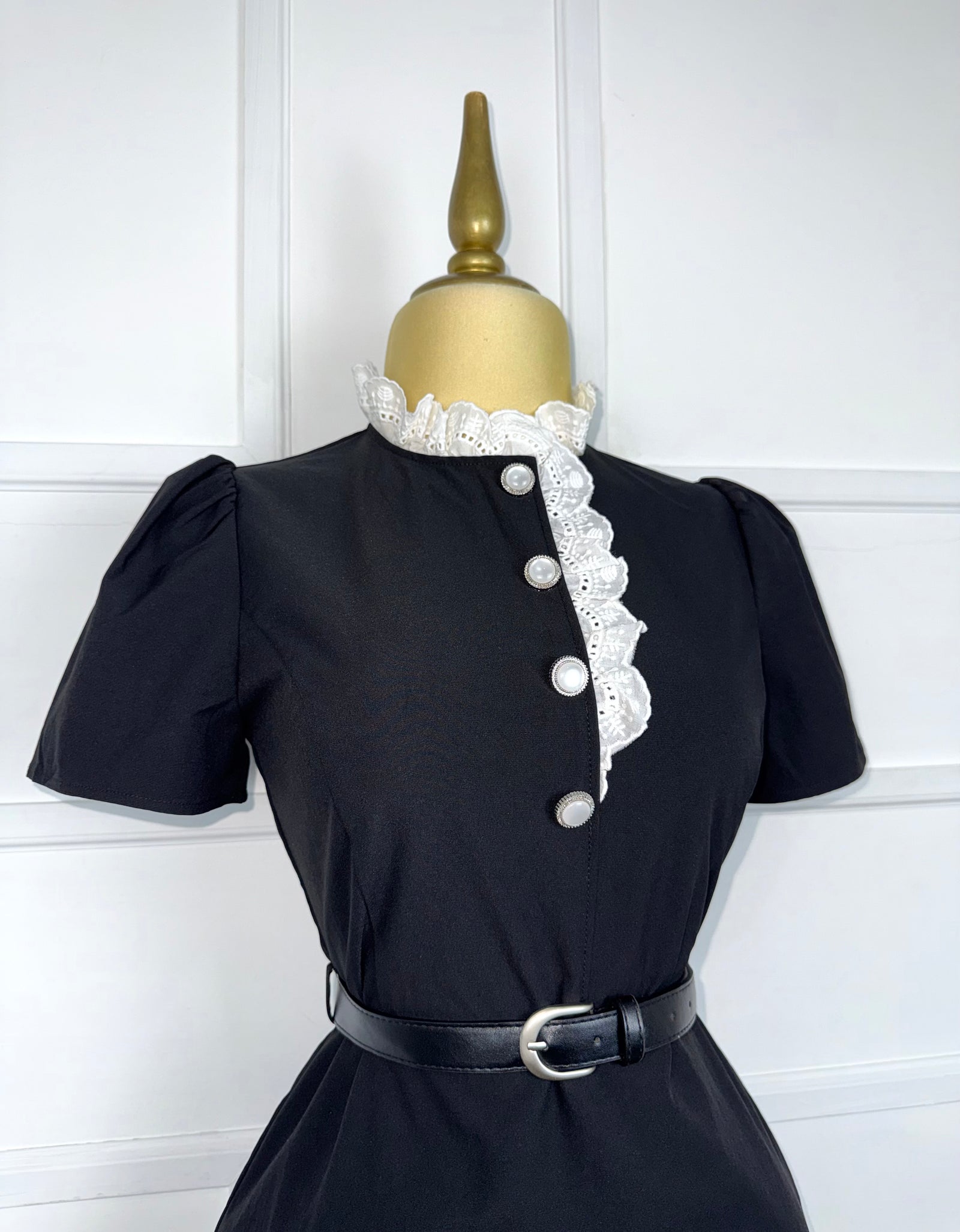 Vestido negro con aplicación guipur y cinto