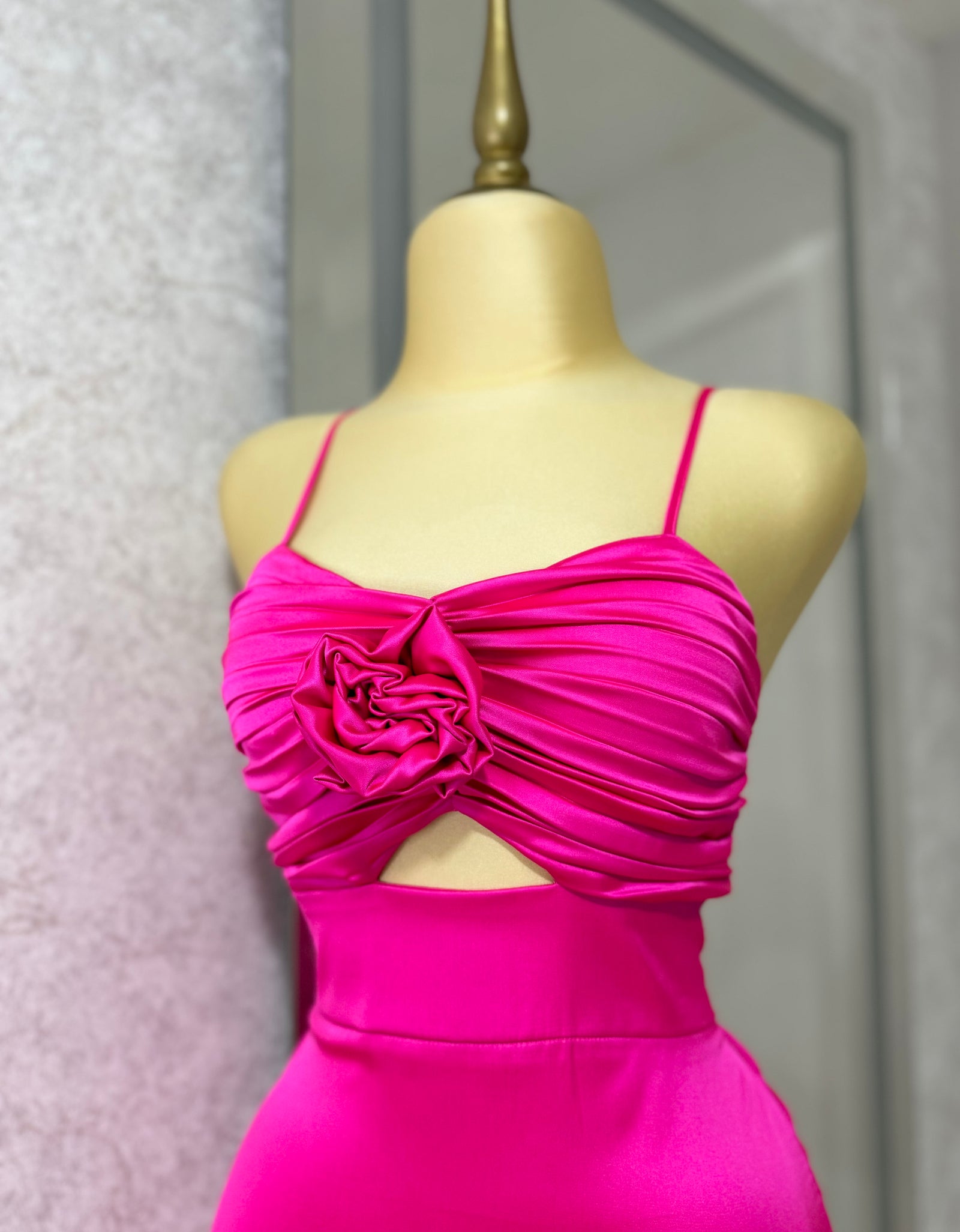 Vestido rosa satinado con flor