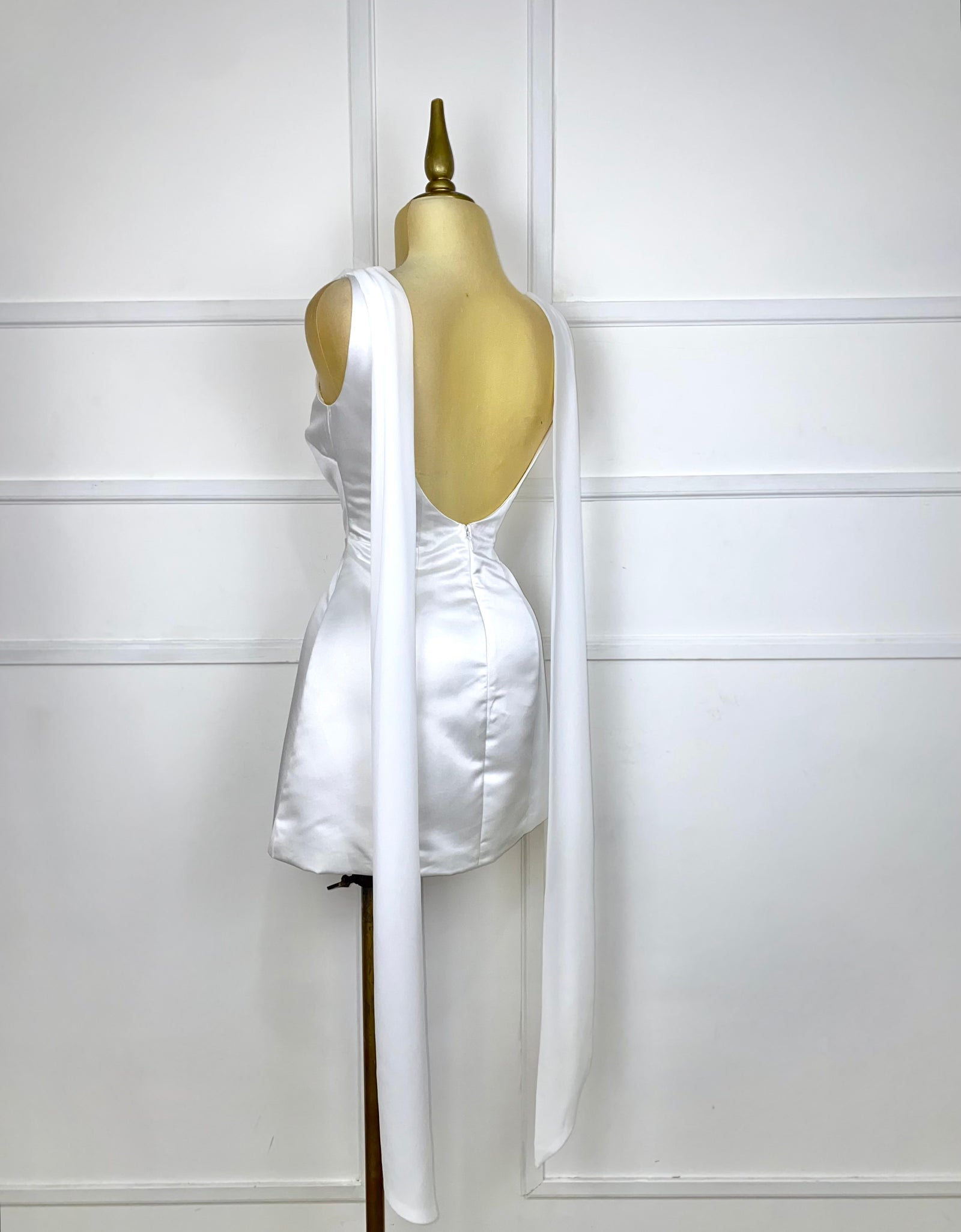 Vestido blanco satinado con listones