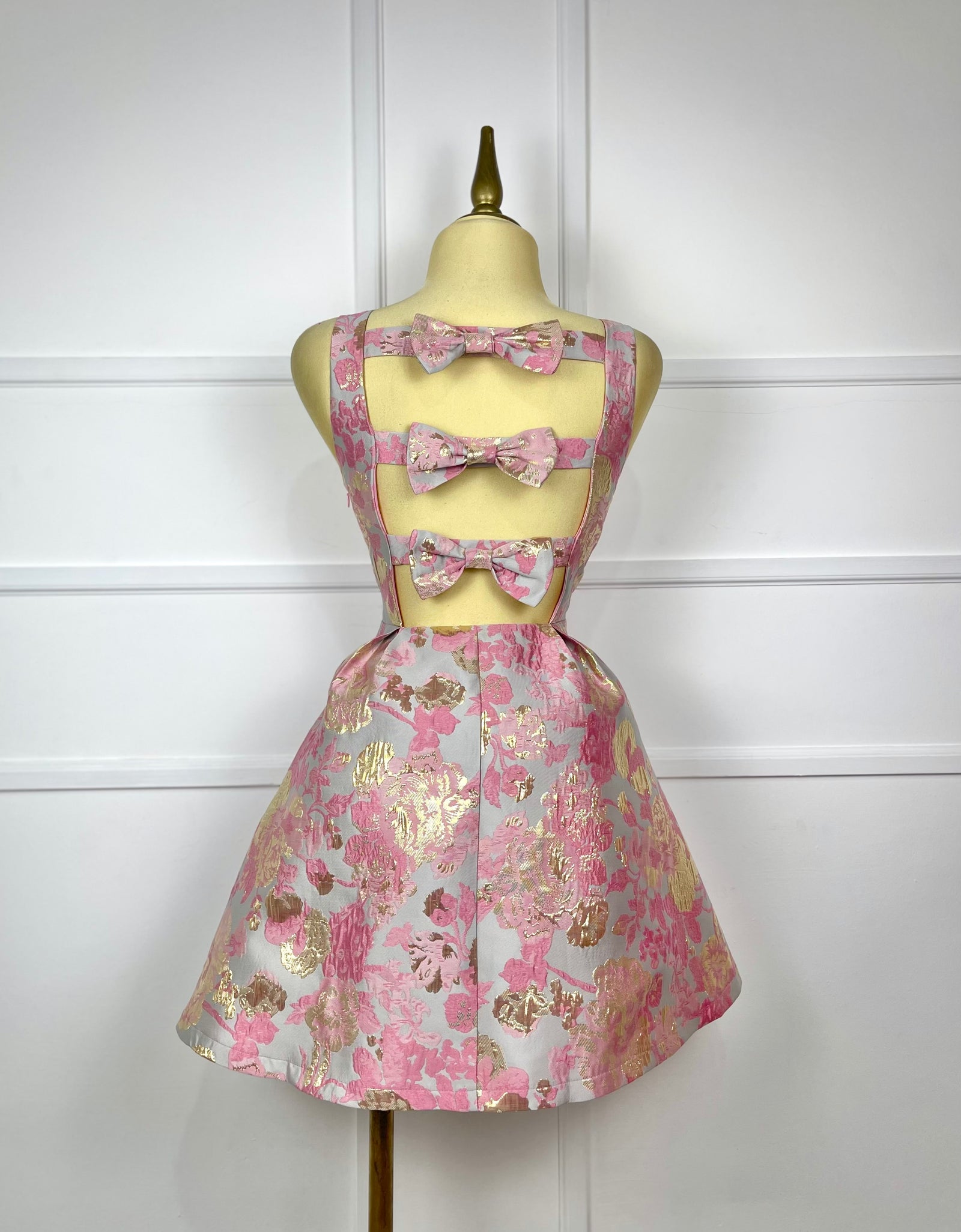 Vestido brocado con flores y moñitos
