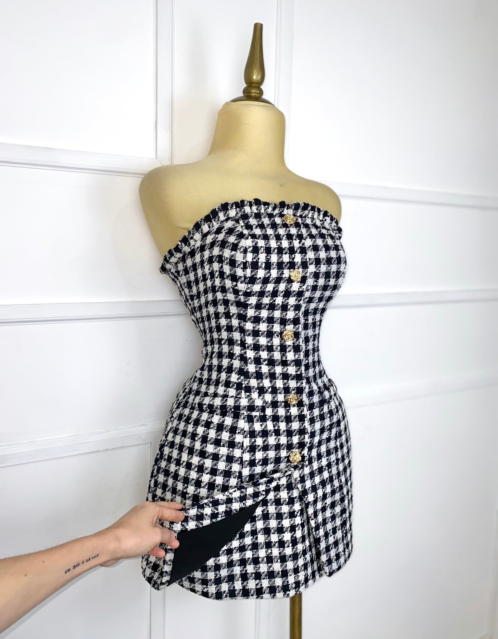 Vestido tweed con botones dorados