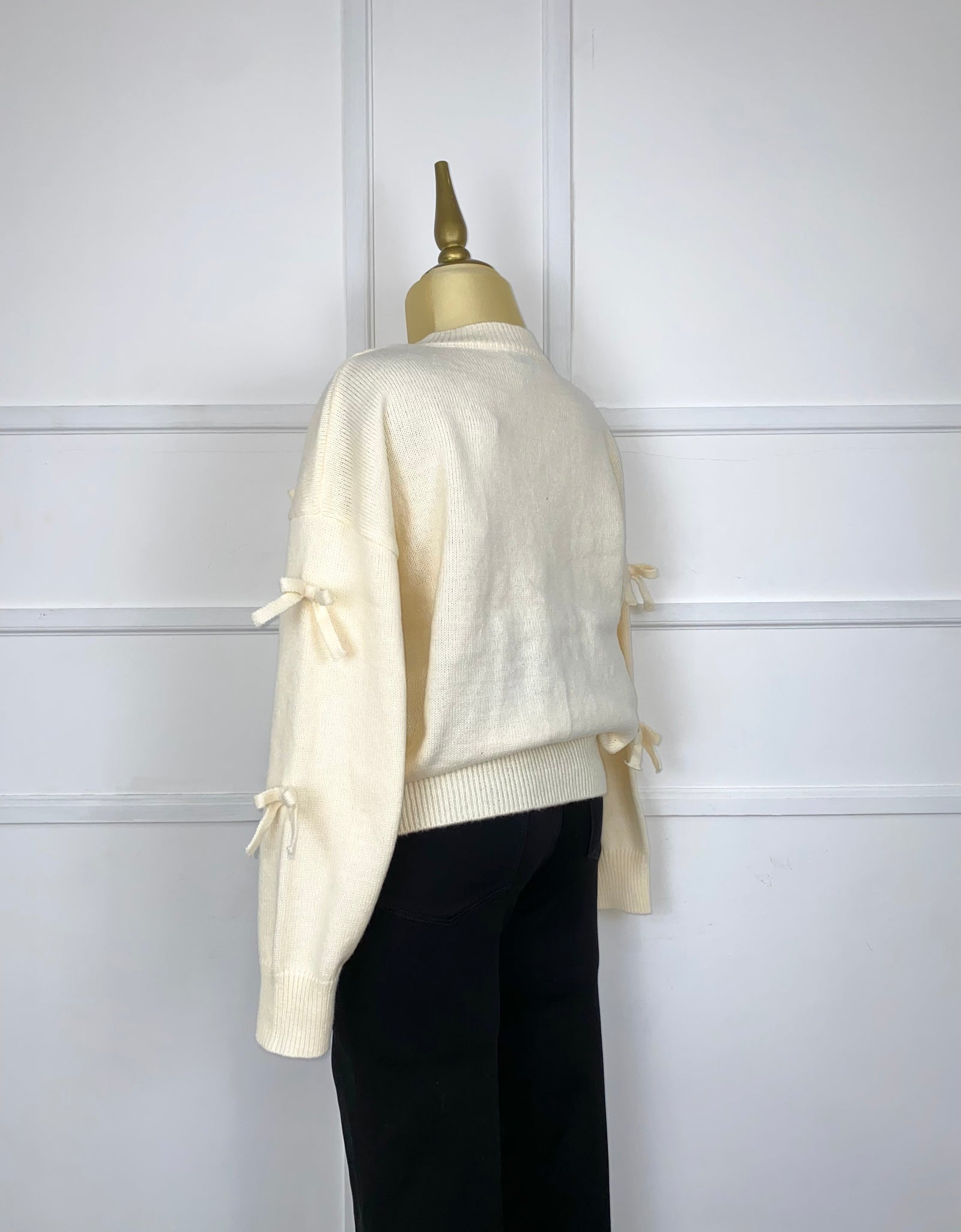 Suéter beige con moñitos