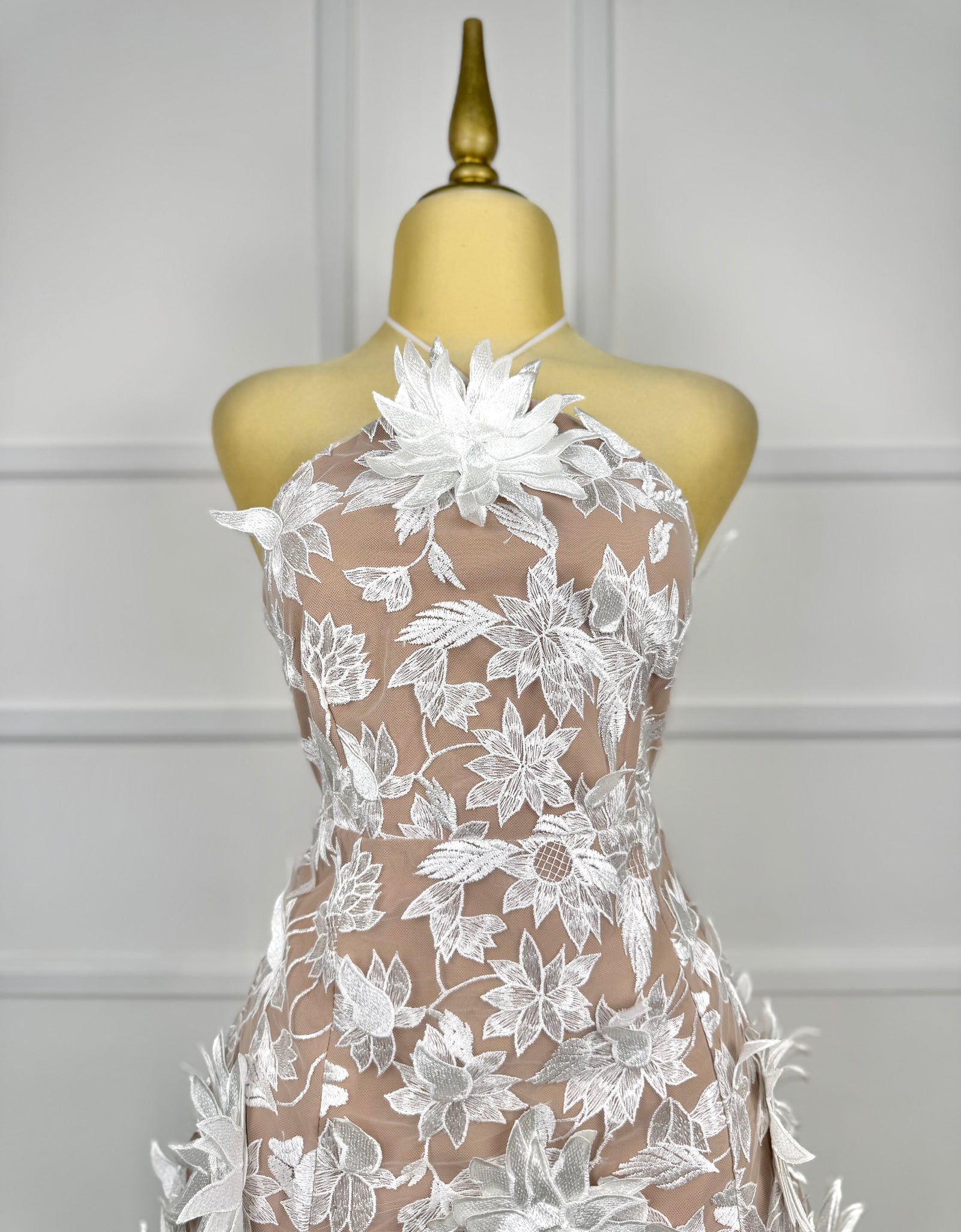 Vestido beige con flores blancas 3D