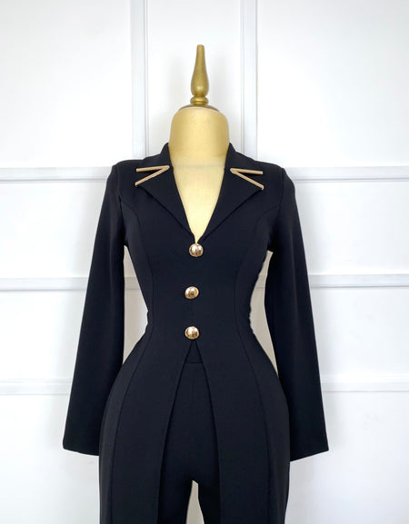 Palazzo negro con botones dorados