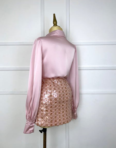 Camisa rosa satinada con botones de perlas