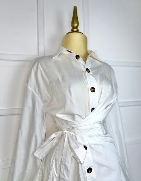 Vestido blanco asimétrico con listones