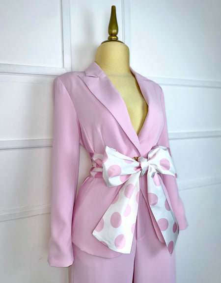 Traje rosa con listón de lunares