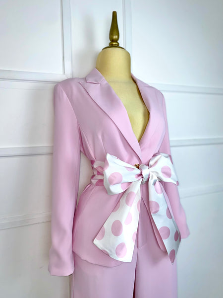 Traje rosa con listón de lunares