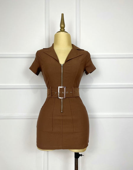 Vestido café con cinto y cierre