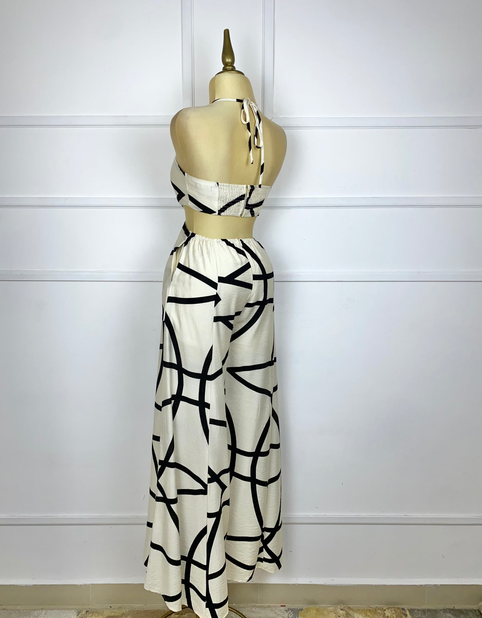 Palazzo beige con líneas negras