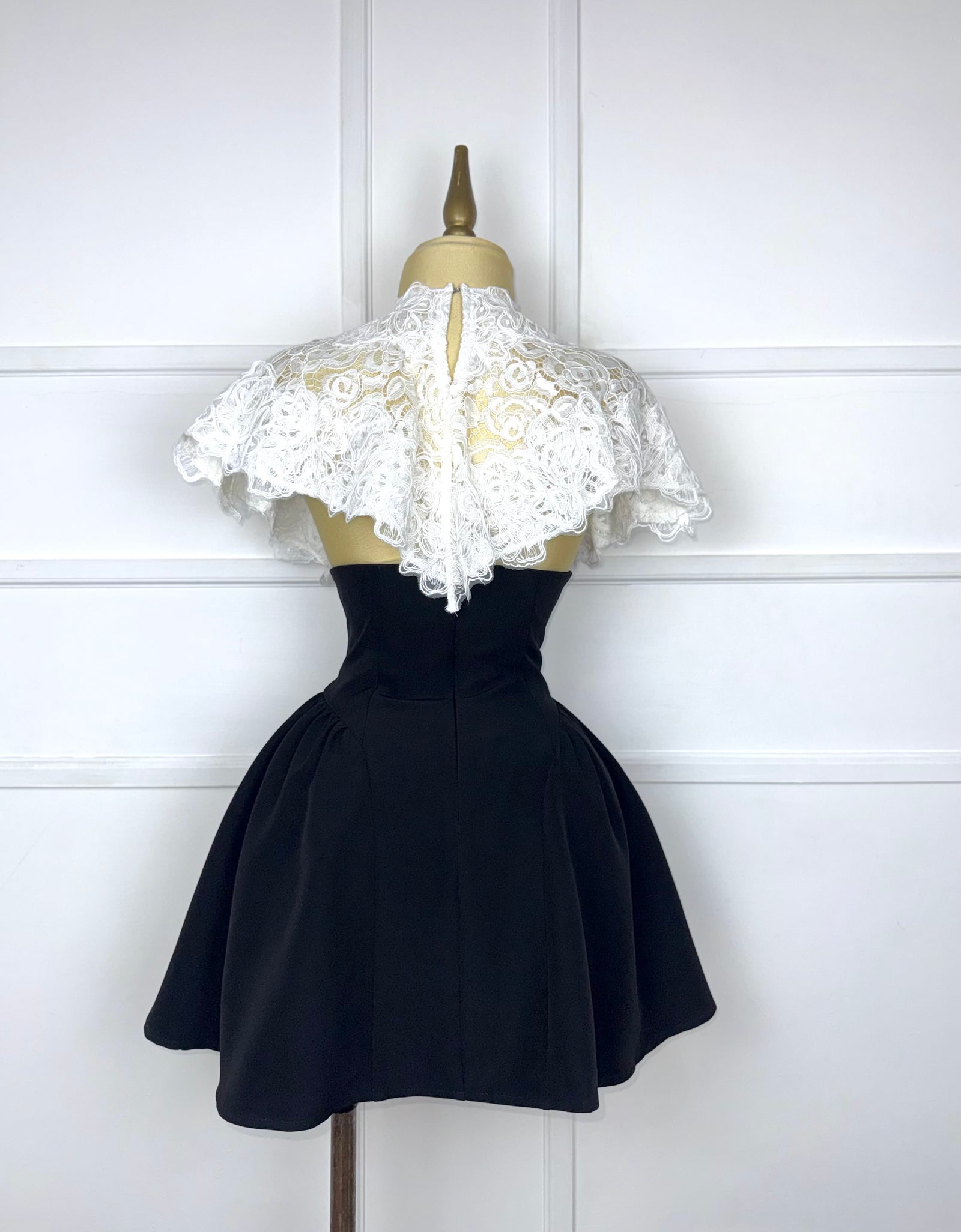 Vestido negro con encaje blanco
