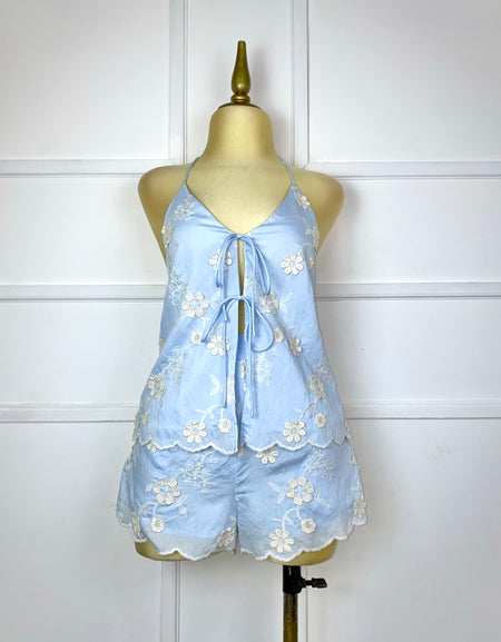 Set azul cielo con flores