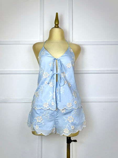 Set azul cielo con flores