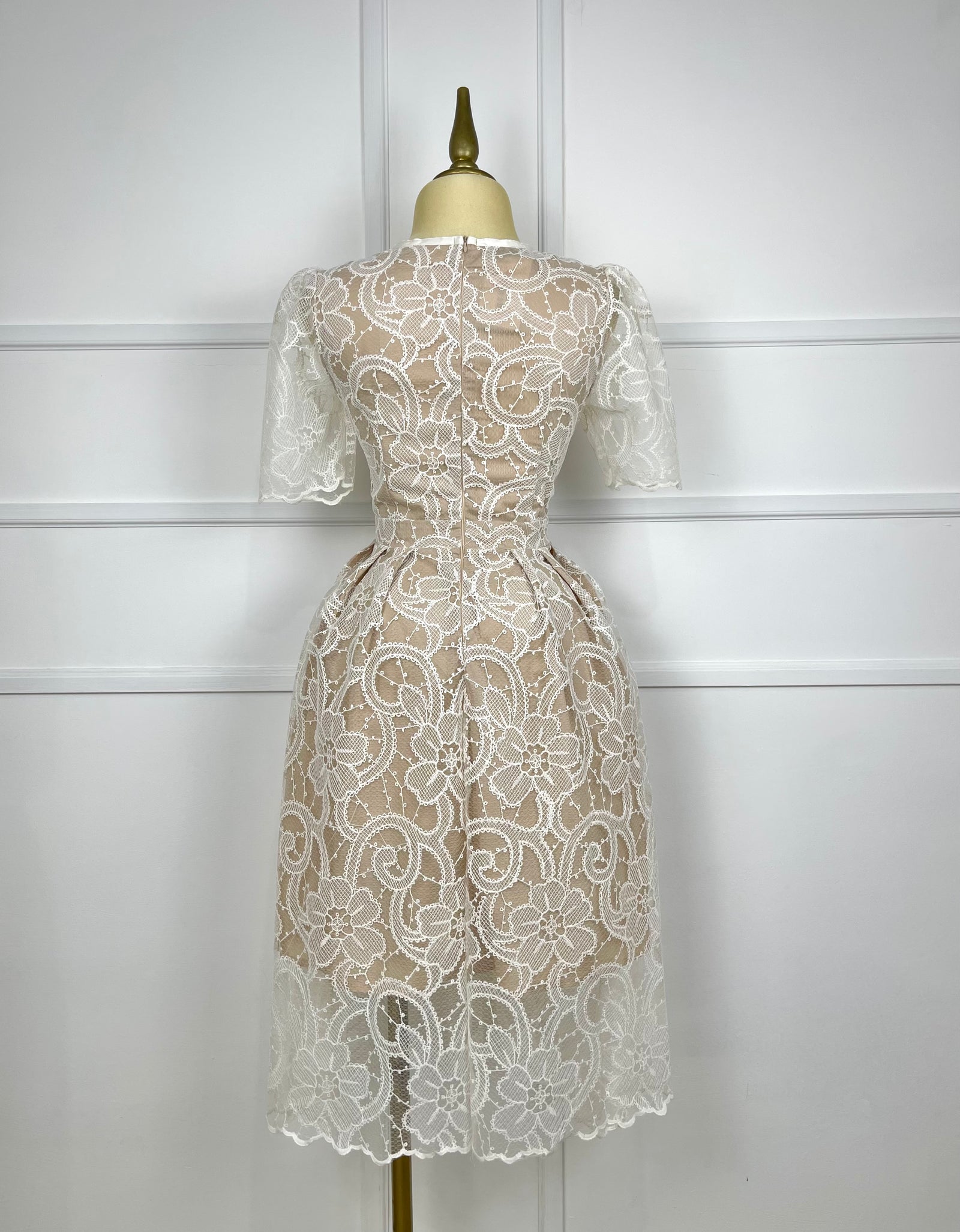 Vestido beige con encaje y moños