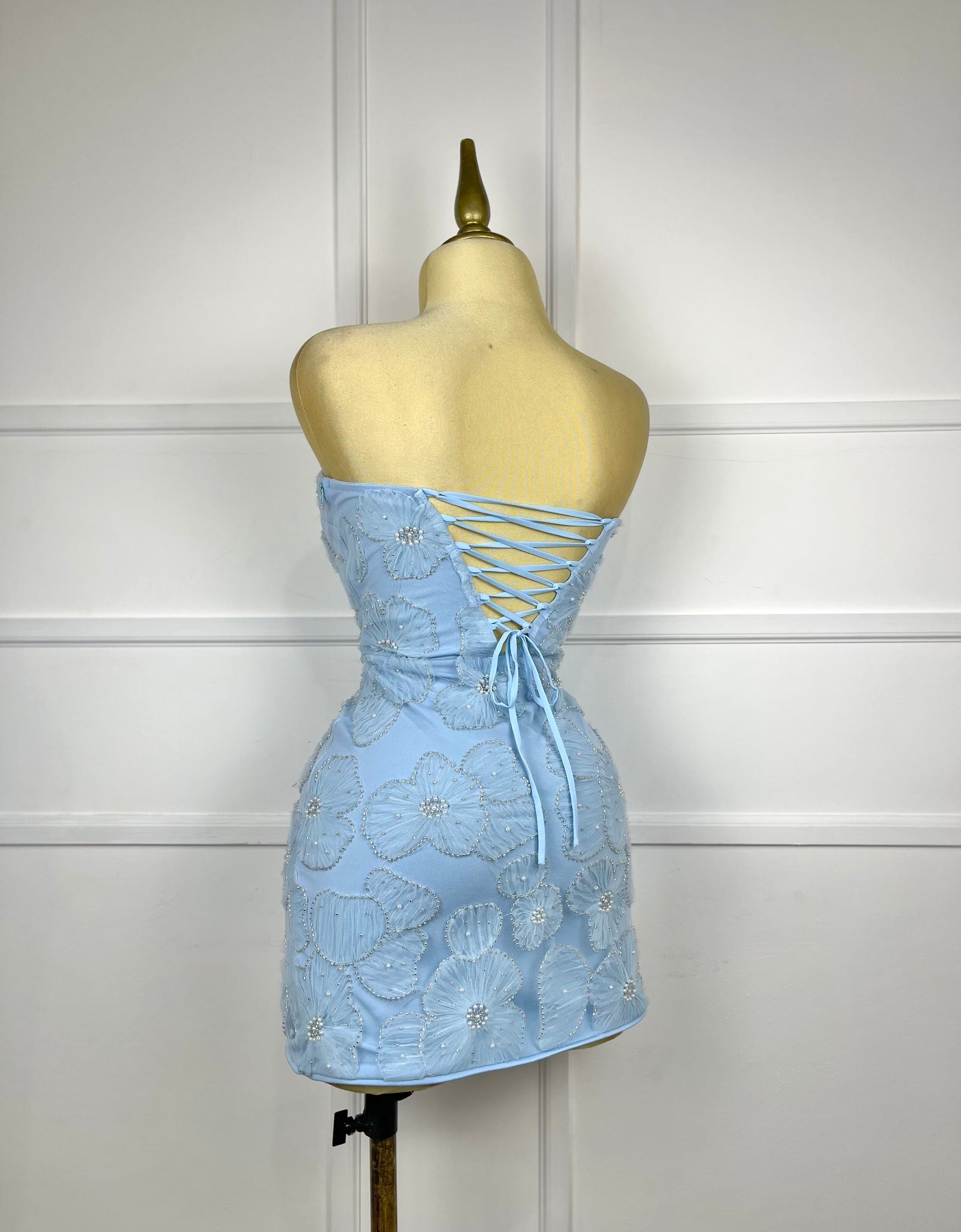 Vestido azul strapless con liston