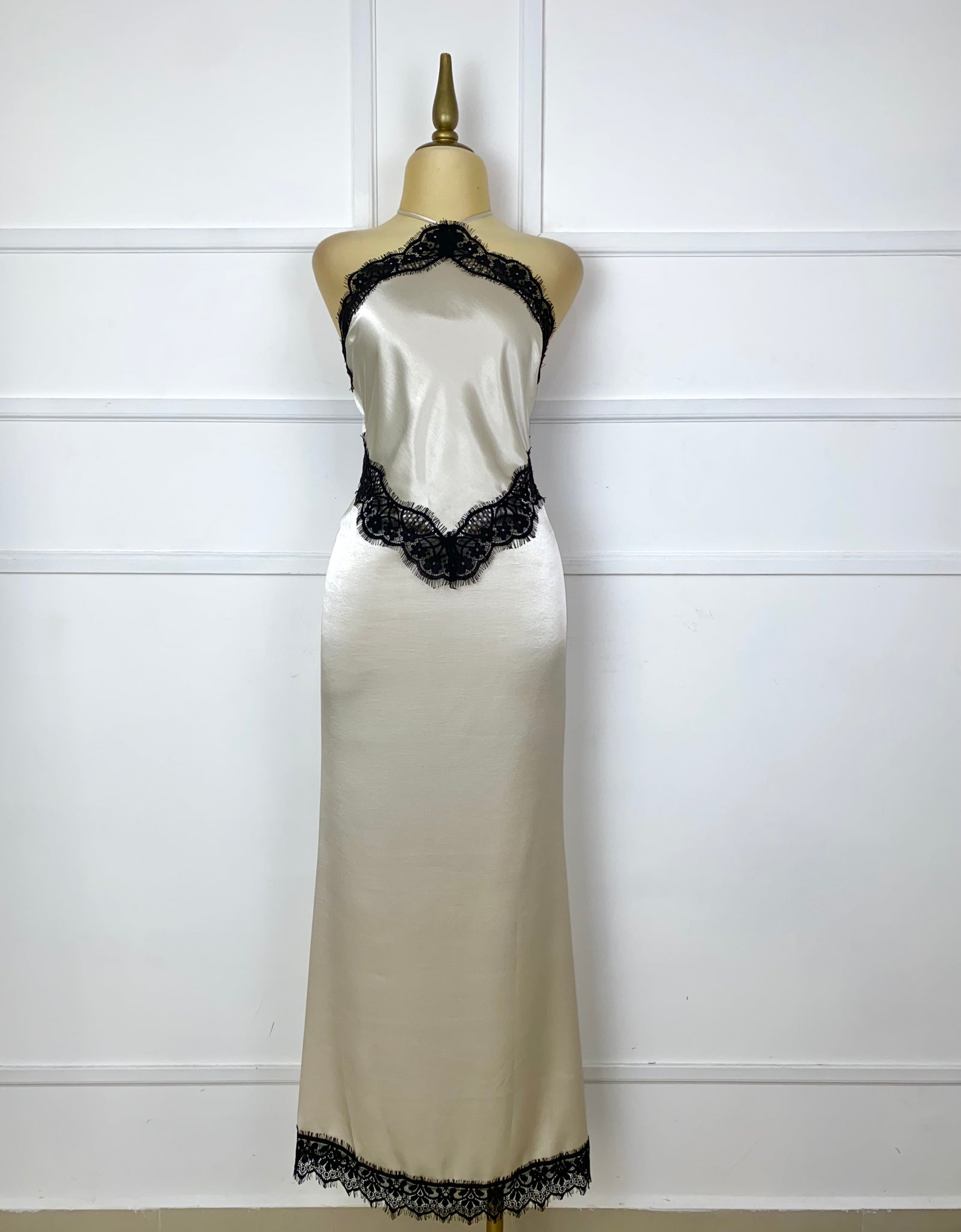 Vestido satinado con encaje