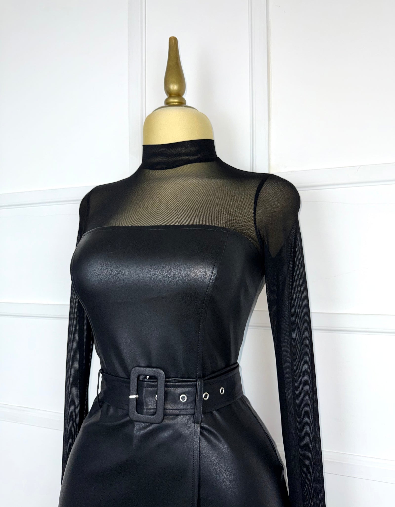 Jumper negro vinipiel con cinto