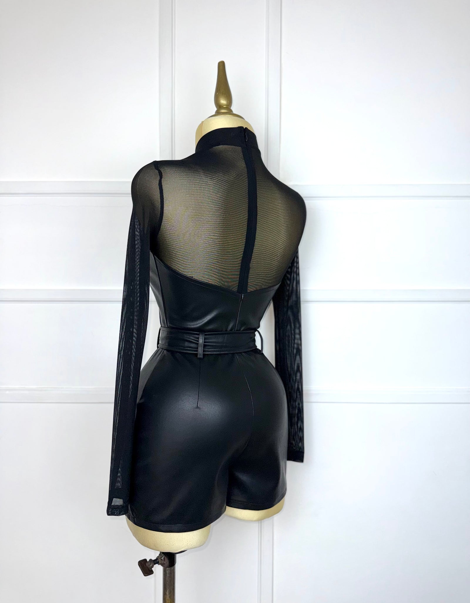 Jumper negro vinipiel con cinto